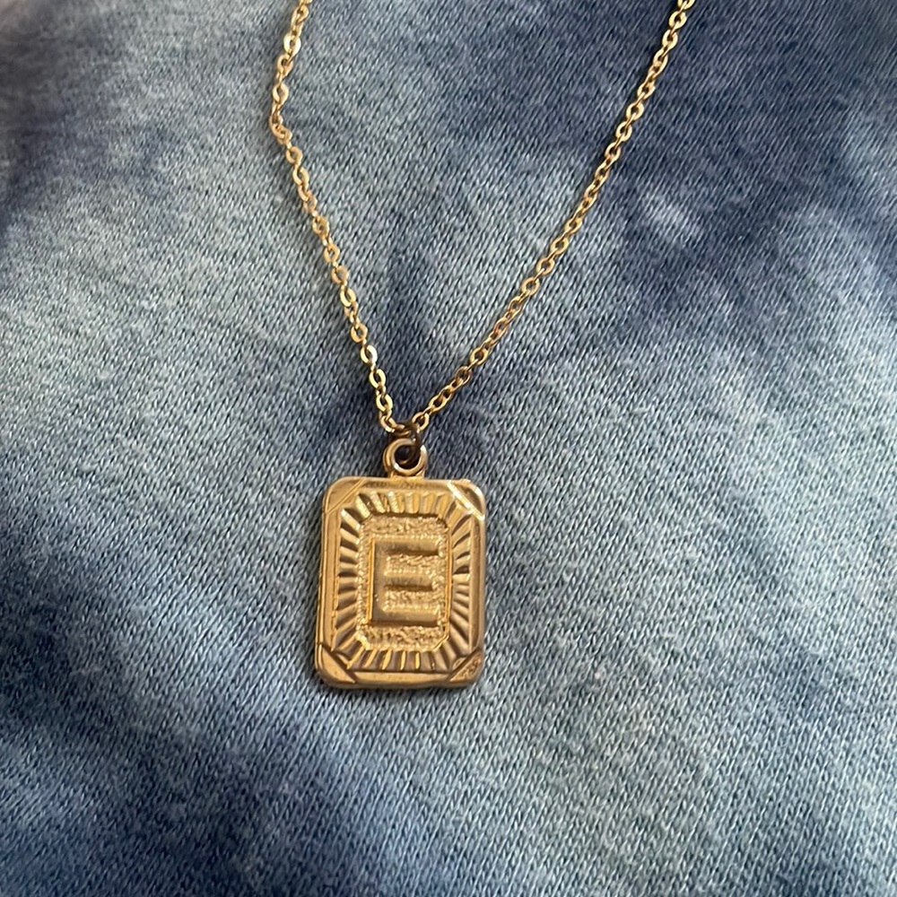 Trendy E necklace